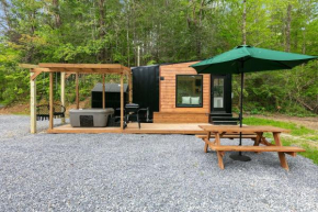 Tiny Adventura Secluded Tiny Home- With Hot Tub- Wi-fi bungalow